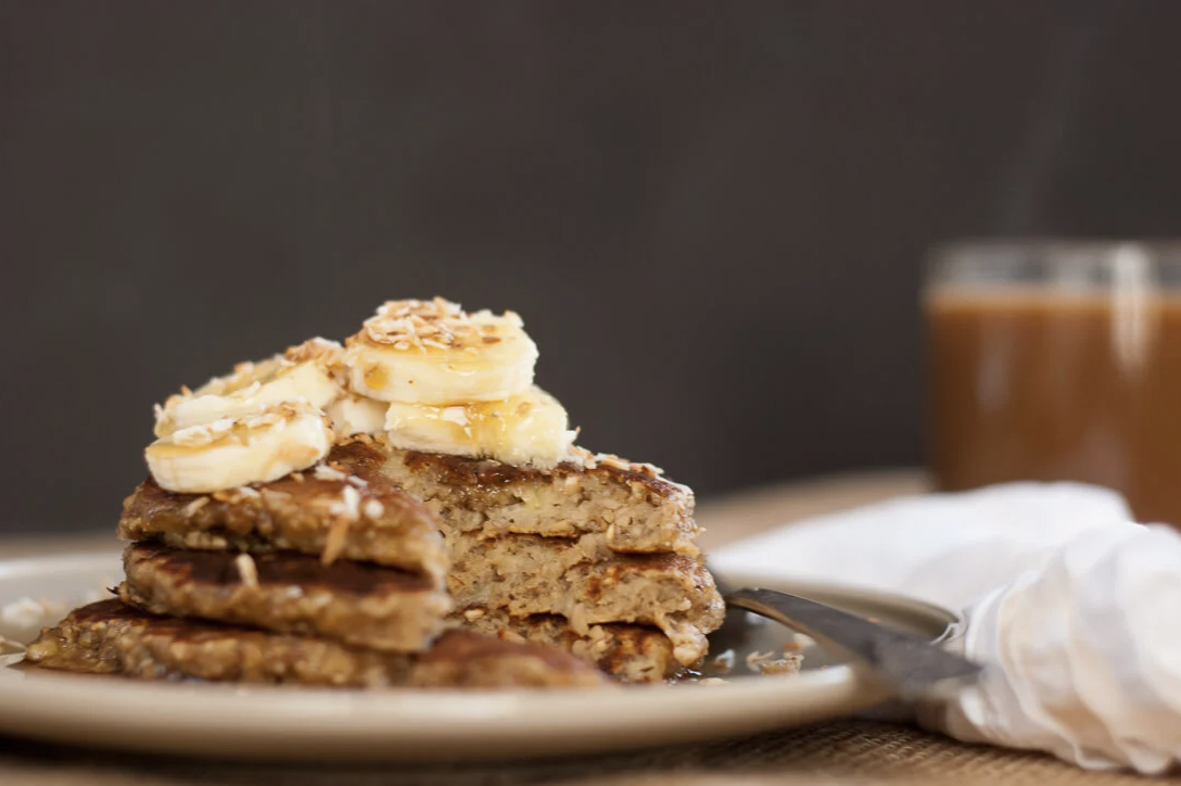 Hot cakes de avena y plátano